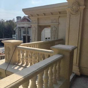 西藏 黄金麻别墅外墙干挂雕花配合阳台栏杆花瓶柱