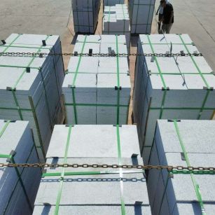 西藏 芝麻白花岗岩5公分地铺石 花岗岩厂家工厂装车日常