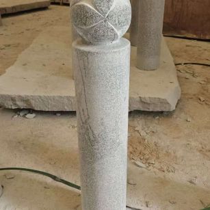 西藏 芝麻白花岗岩石材挡车石柱、停车柱、圆柱挡车柱、方柱挡车柱等