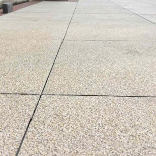 西藏 黄金麻花岗岩石板材荔枝面地面铺装效果