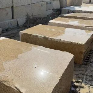 西藏 黄金麻方料堆场洗料分选中，原材料充足