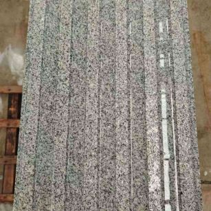 西藏 芝麻白花岗岩荔枝面雕刻盲道，盲条