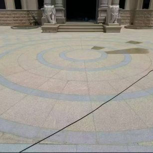 西藏 黄金麻芝麻灰花岗岩石材地铺拼接效果