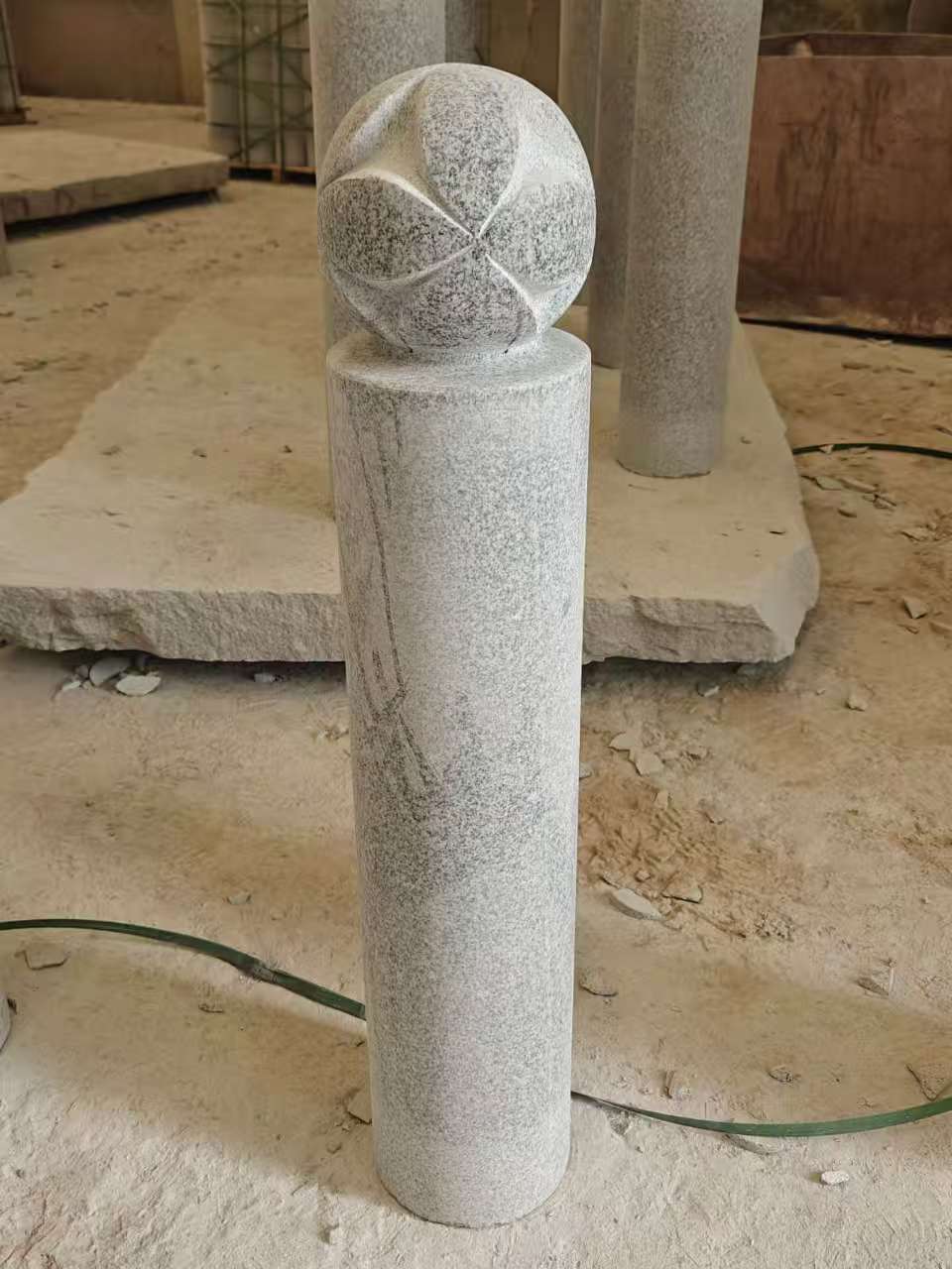 西藏 芝麻白花岗岩石材挡车石柱、停车柱、圆柱挡车柱、方柱挡车柱等