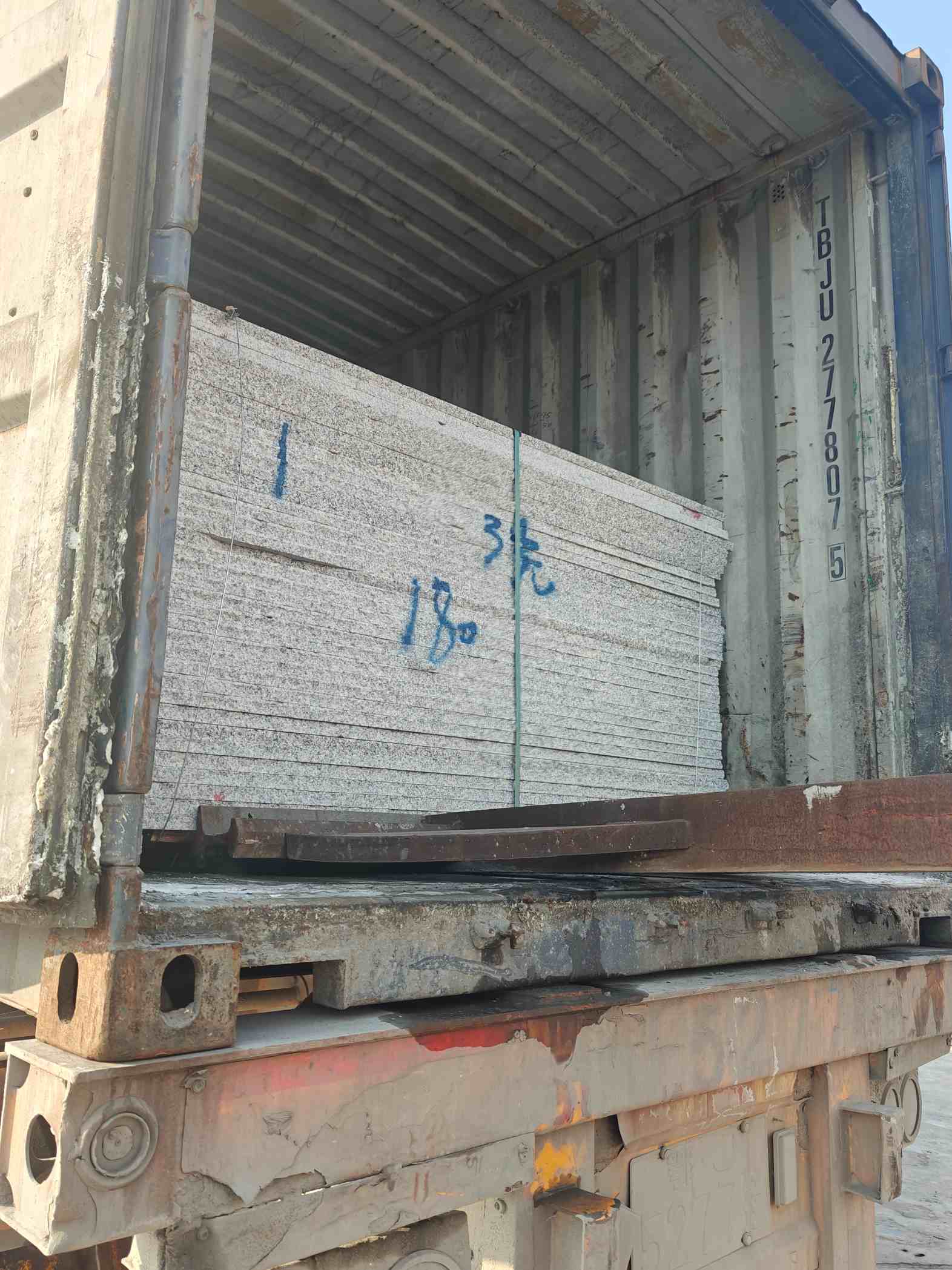 西藏 芝麻白花岗岩石材3.0公分光面毛板装柜出货