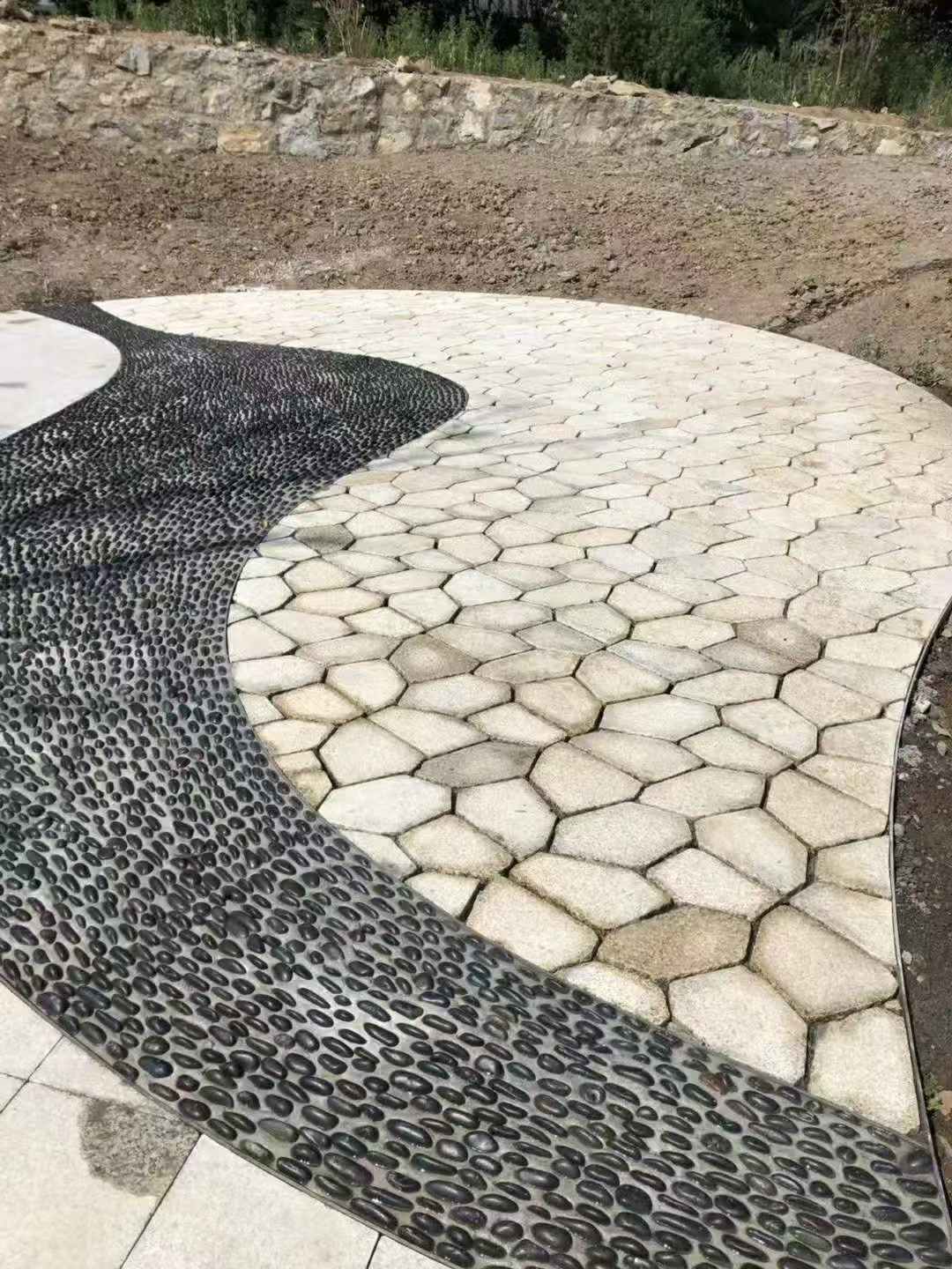 西藏 黄金麻冰裂纹地铺石工地铺装案例