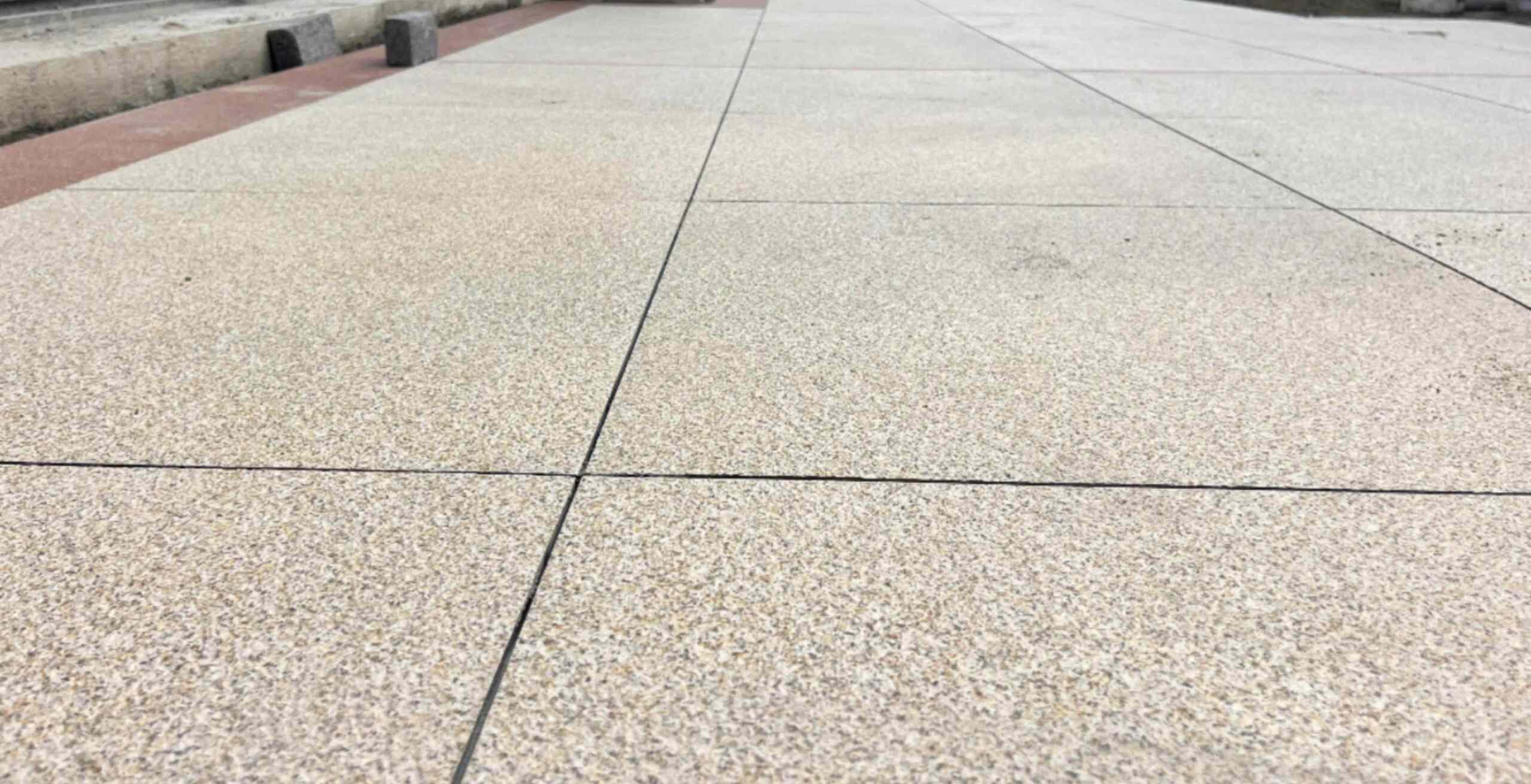 西藏 黄金麻花岗岩石板材荔枝面地面铺装效果