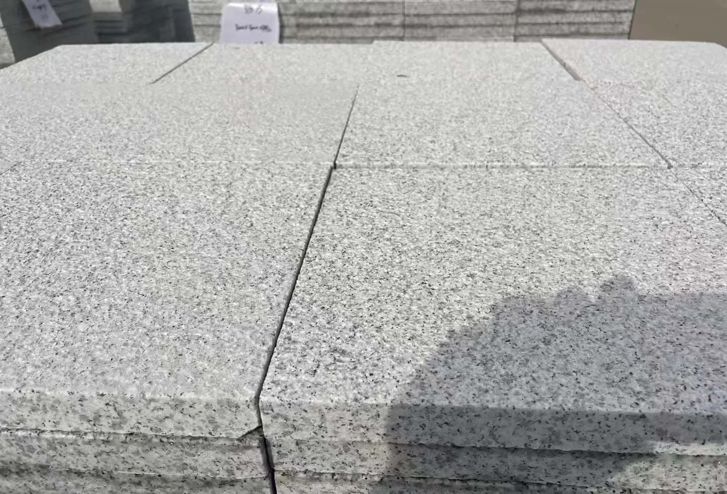 西藏 白麻花岗岩石材推荐 荔枝面地铺石