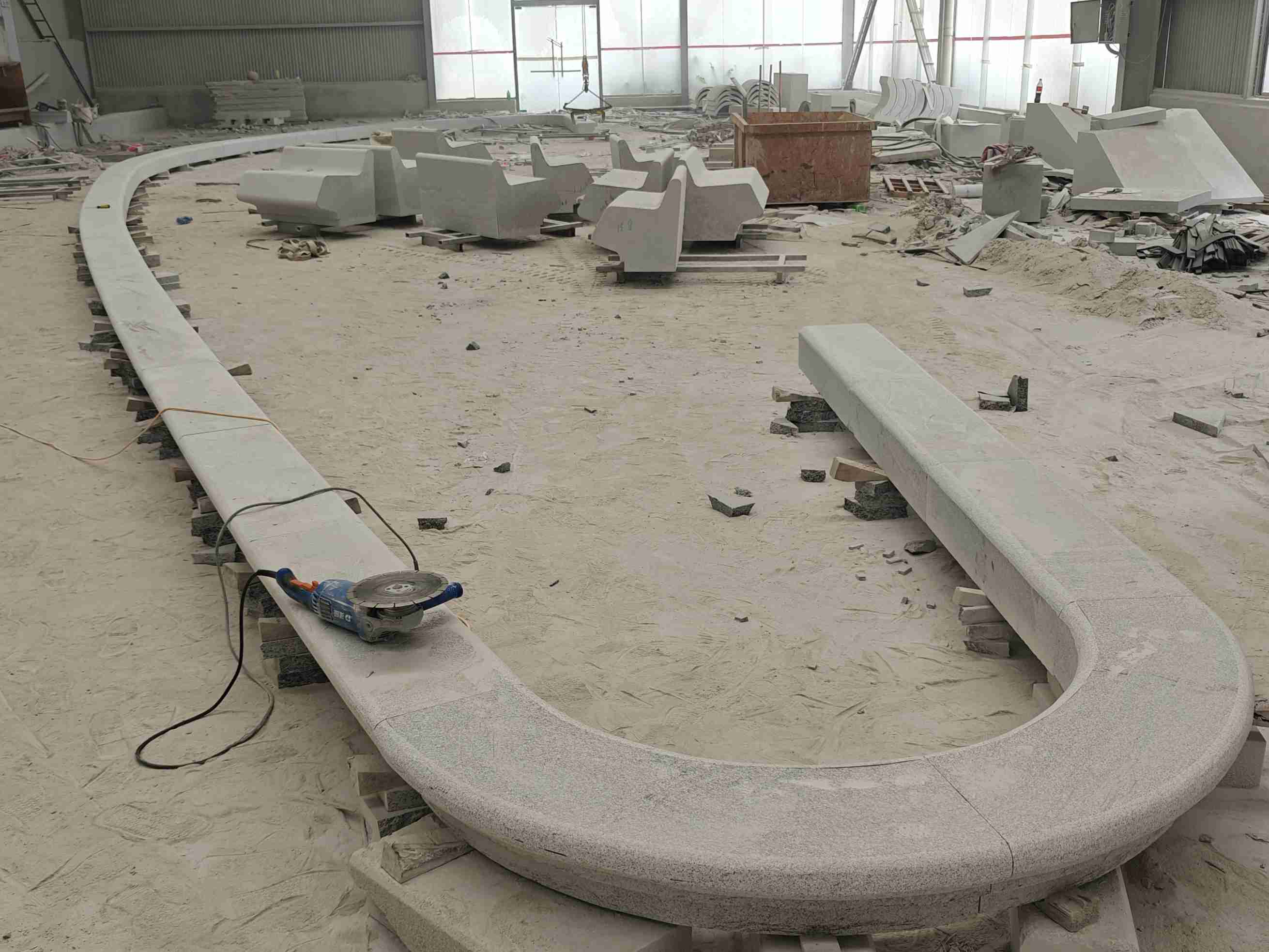 西藏 芝麻白花岗岩弧形花坛石，坐凳石