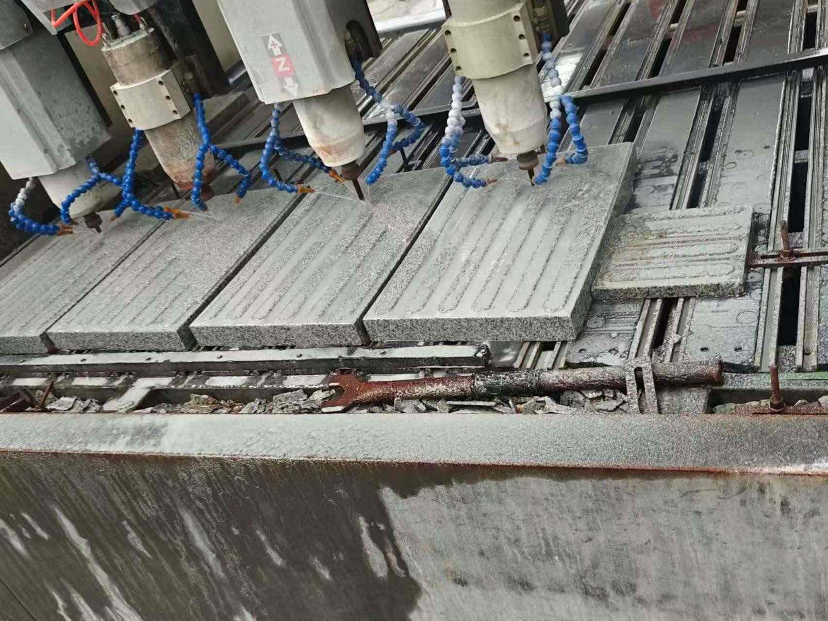 西藏 芝麻白花岗岩荔枝面盲道雕刻