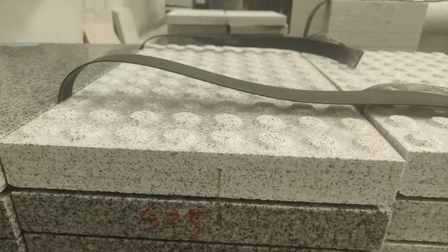 西藏 芝麻白花岗岩6.0公分荔枝面五轴加工雕刻盲点