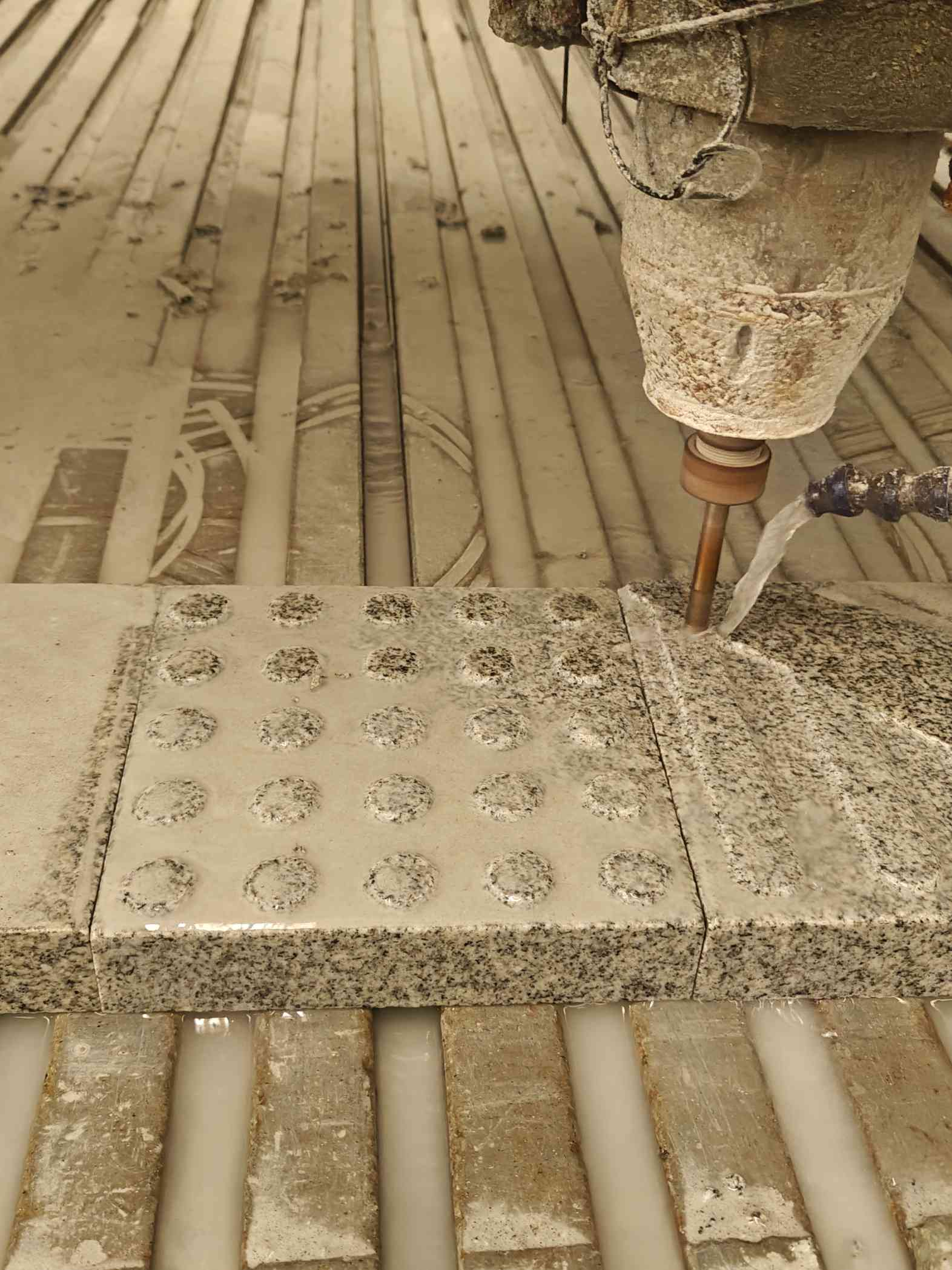 西藏 芝麻白花岗岩石材盲人石、盲道石、盲点石