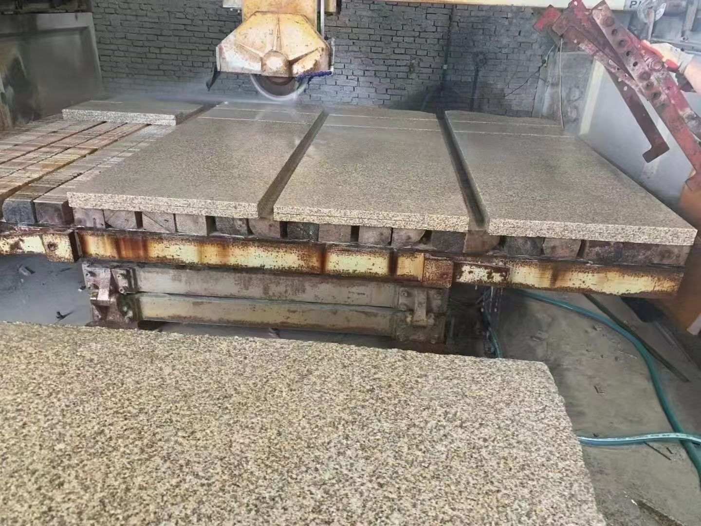 西藏 黄金麻荔枝面成品板加工