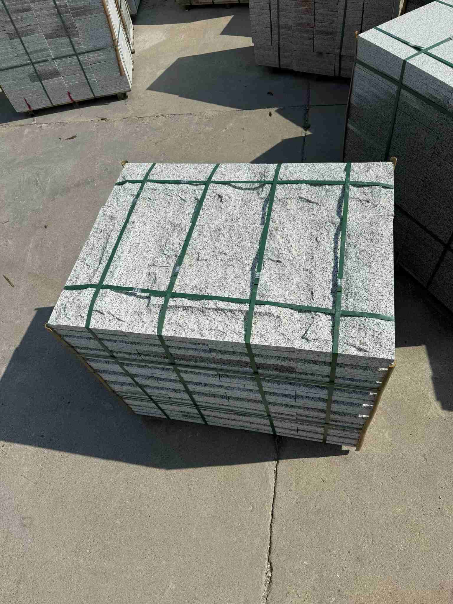 西藏 白麻花岗岩石材自然面蘑菇石成品