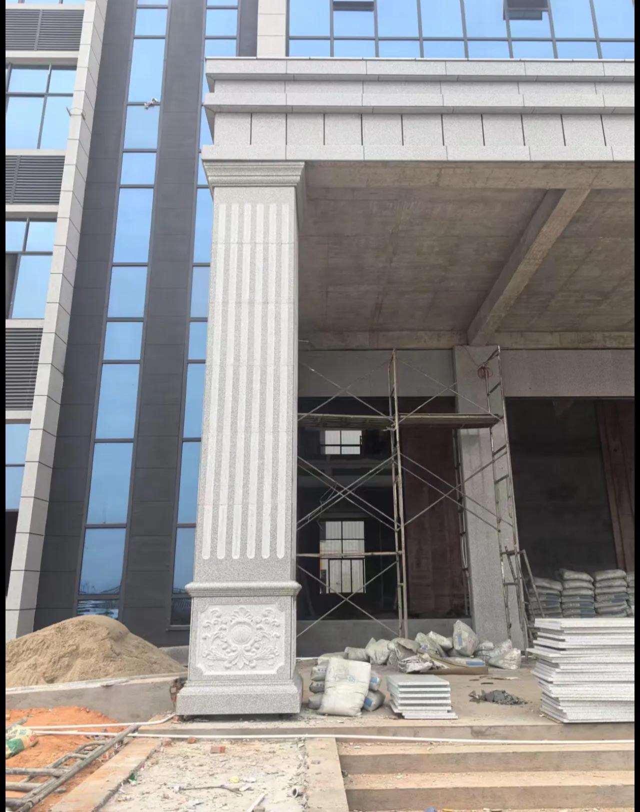 西藏 芝麻白光面花岗岩门楼大柱（罗马柱）配雕花底座