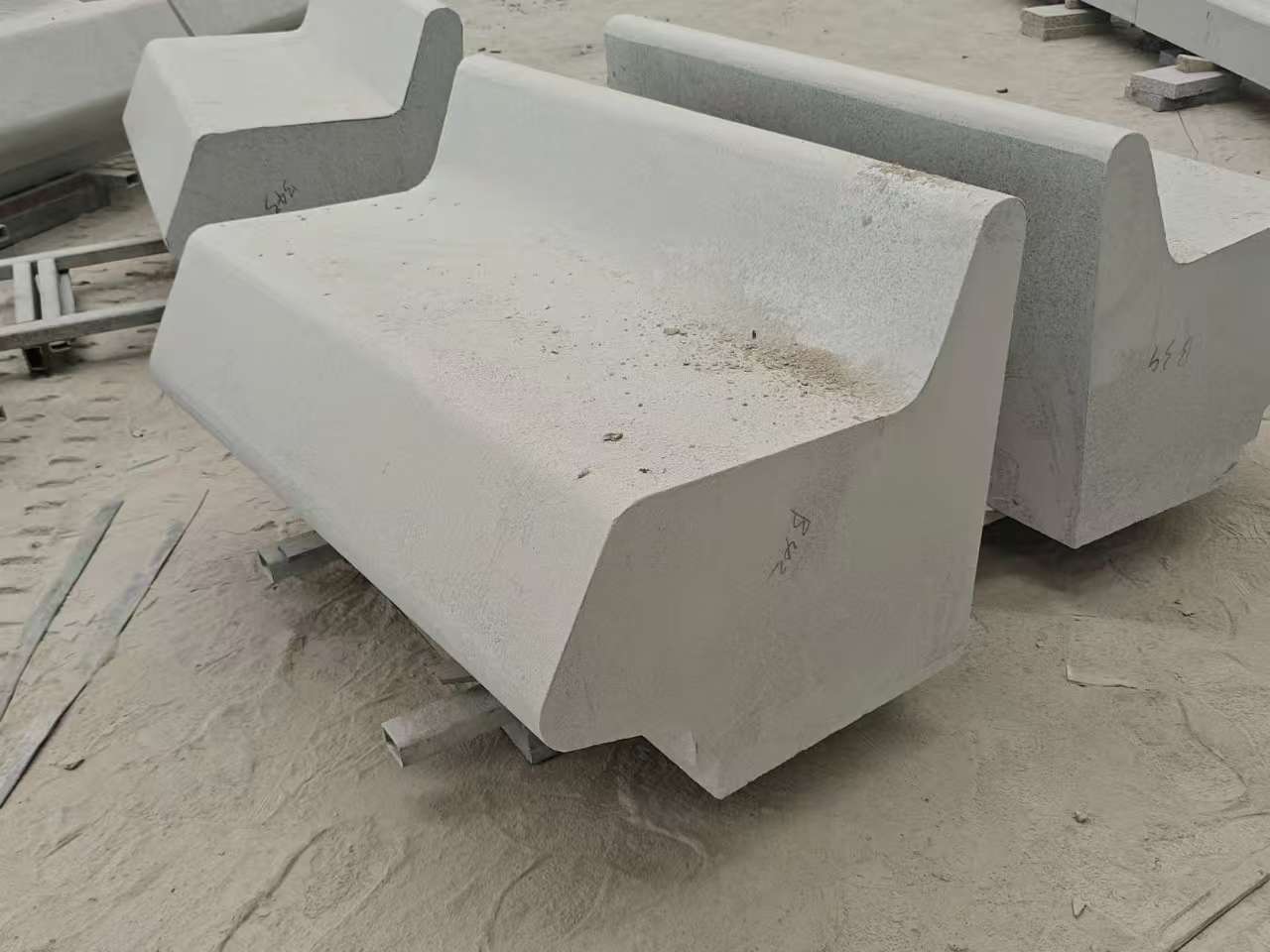 西藏 芝麻白花岗岩异形坐凳，石凳