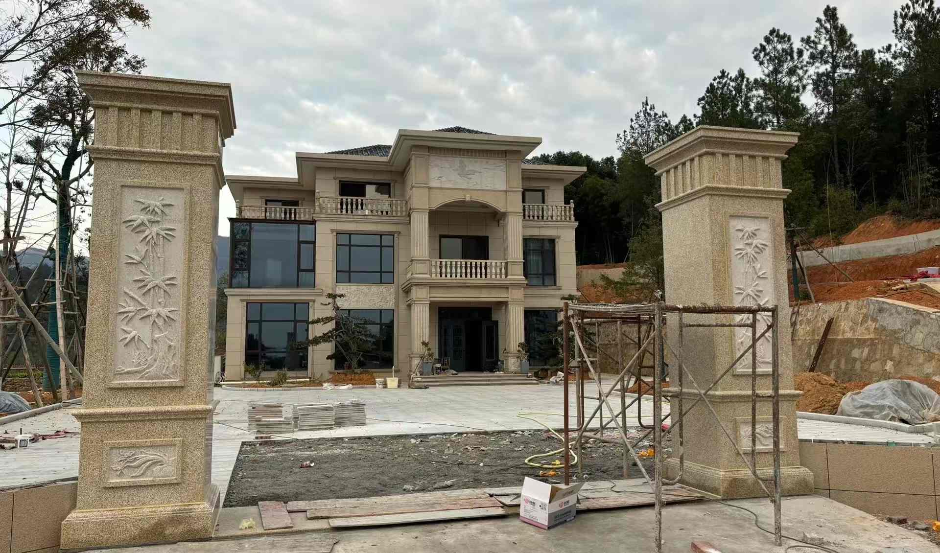 西藏 黄金麻花岗岩别墅雕花外墙干挂配上门口雕花罗马柱