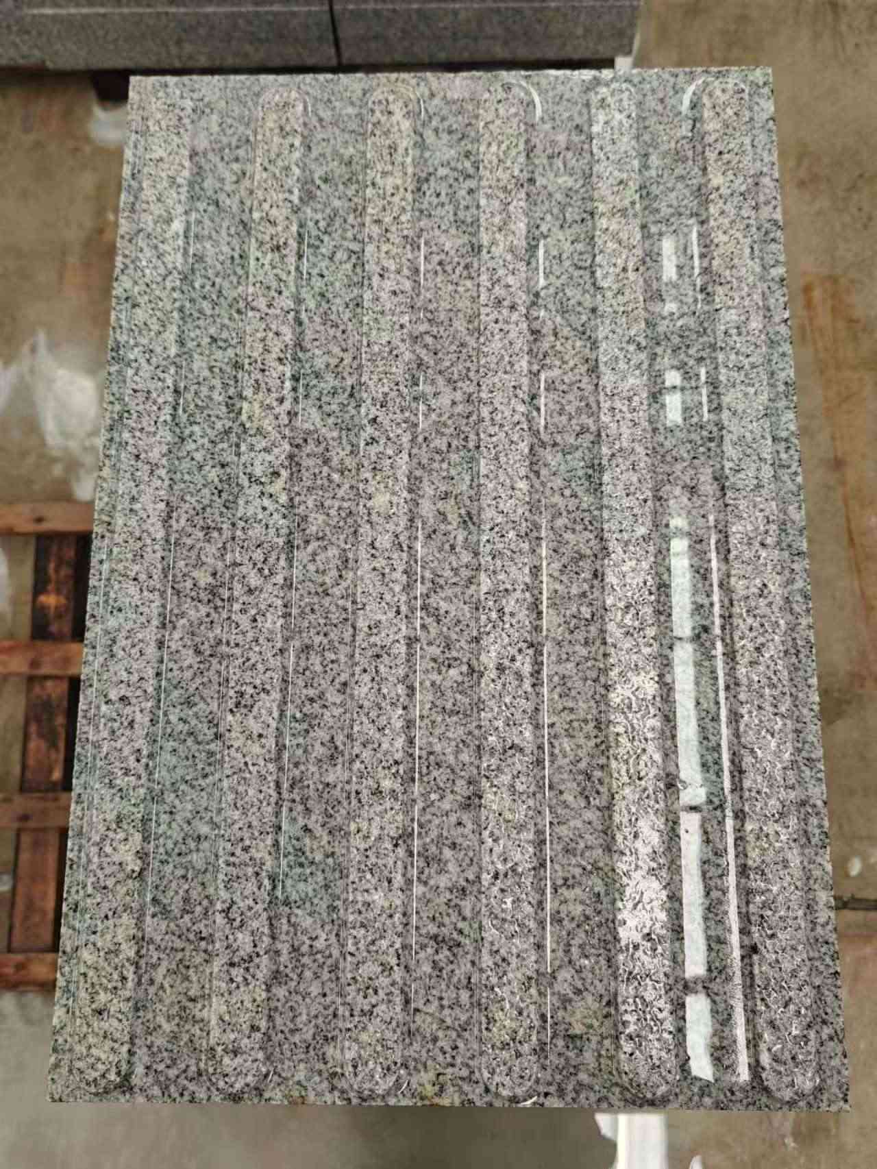 西藏 芝麻白花岗岩荔枝面雕刻盲道，盲条