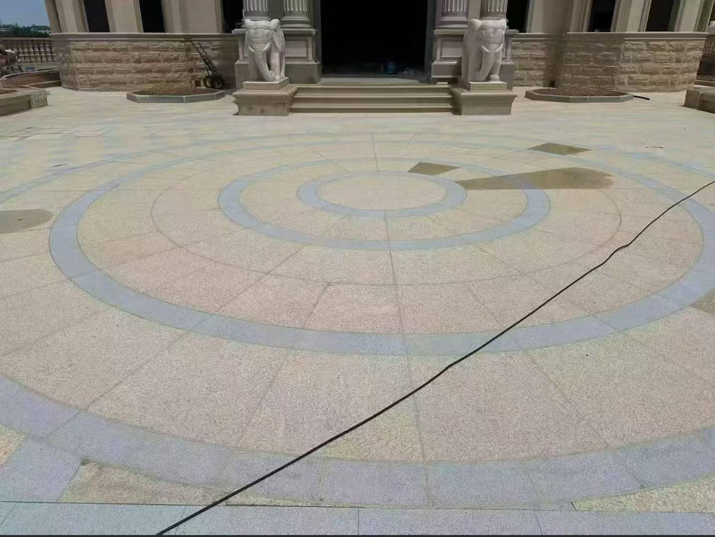 西藏 黄金麻芝麻灰花岗岩石材地铺拼接效果