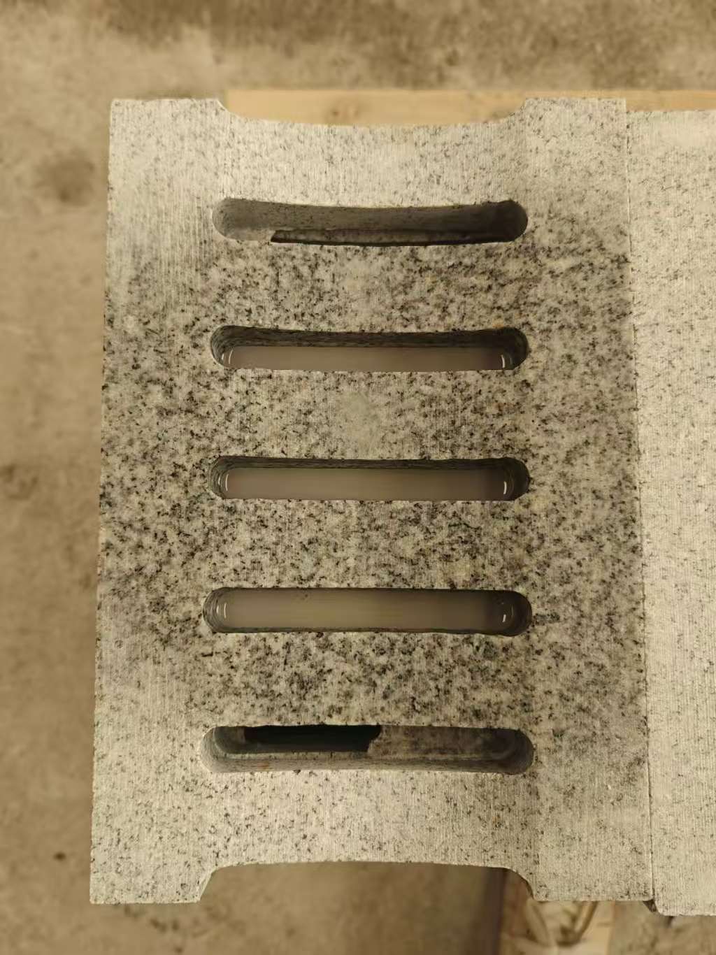 西藏 芝麻白拉丝面花岗岩U型开槽排水槽