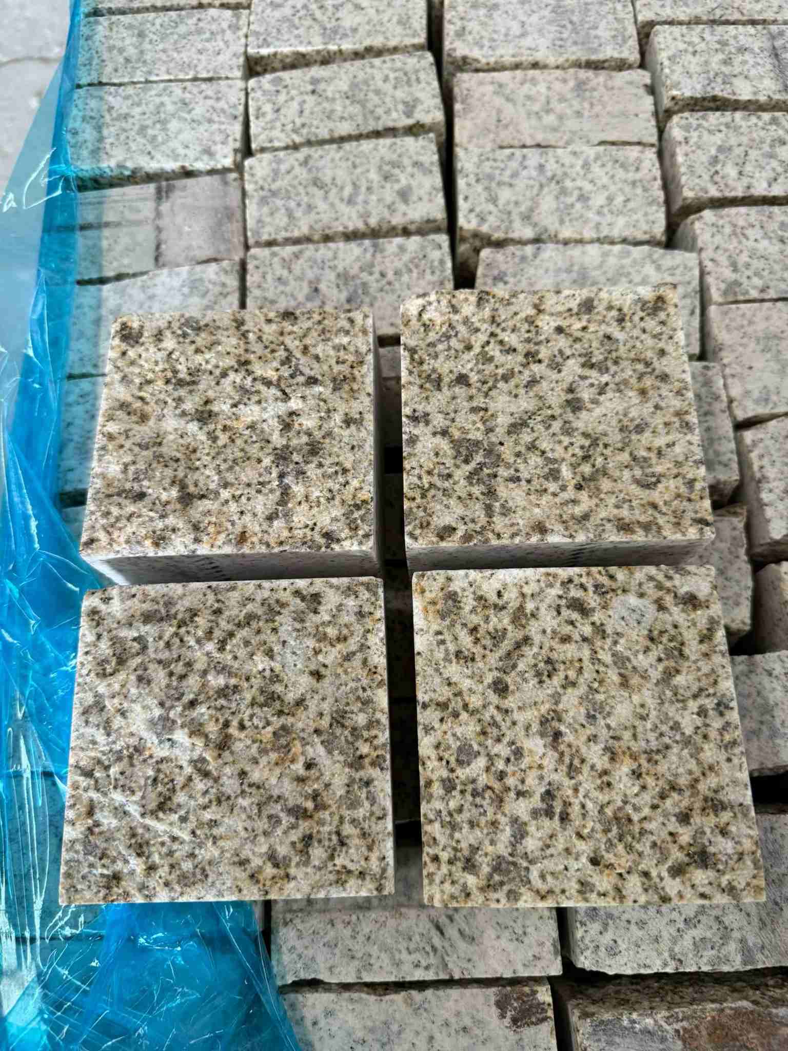 西藏 黄金麻花岗岩自然面小方块，弹石，马蹄石等