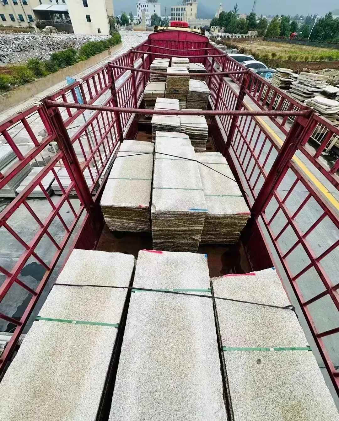 西藏 黄金麻花岗岩荔枝面，光面毛板装车完成