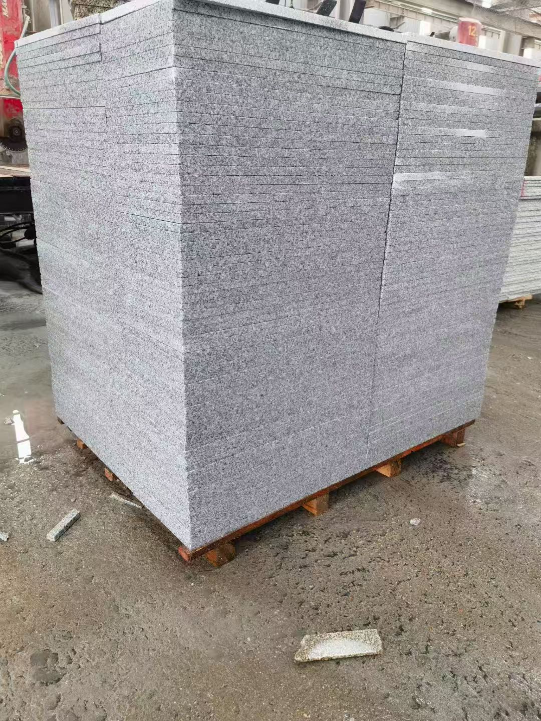 西藏 芝麻白火烧面1.8厚300*600地铺石，尺寸标准，厚薄均匀