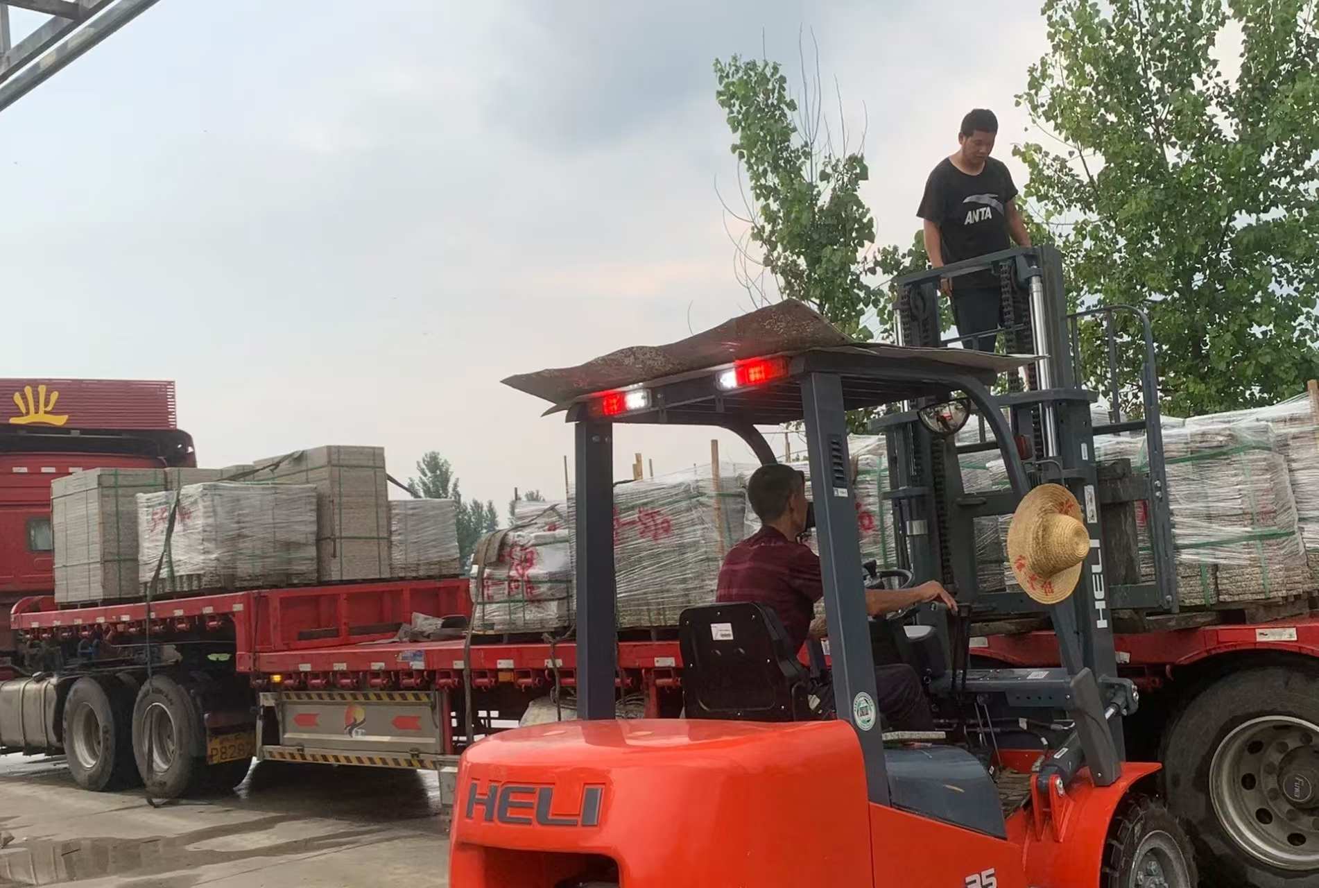 西藏 黄金麻冰裂纹，地铺石装车