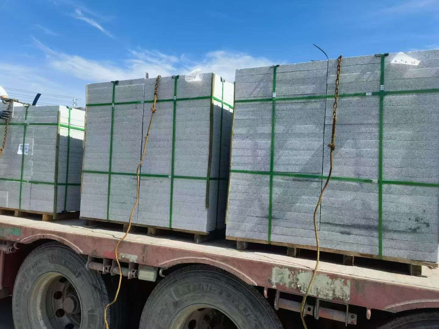 西藏 芝麻白花岗岩地铺石装车日常