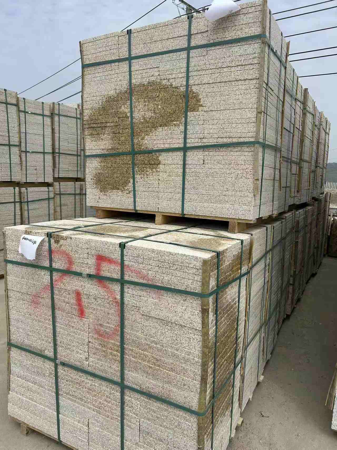 西藏 黄金麻花岗岩石材荔枝面地铺石2.5*300*600