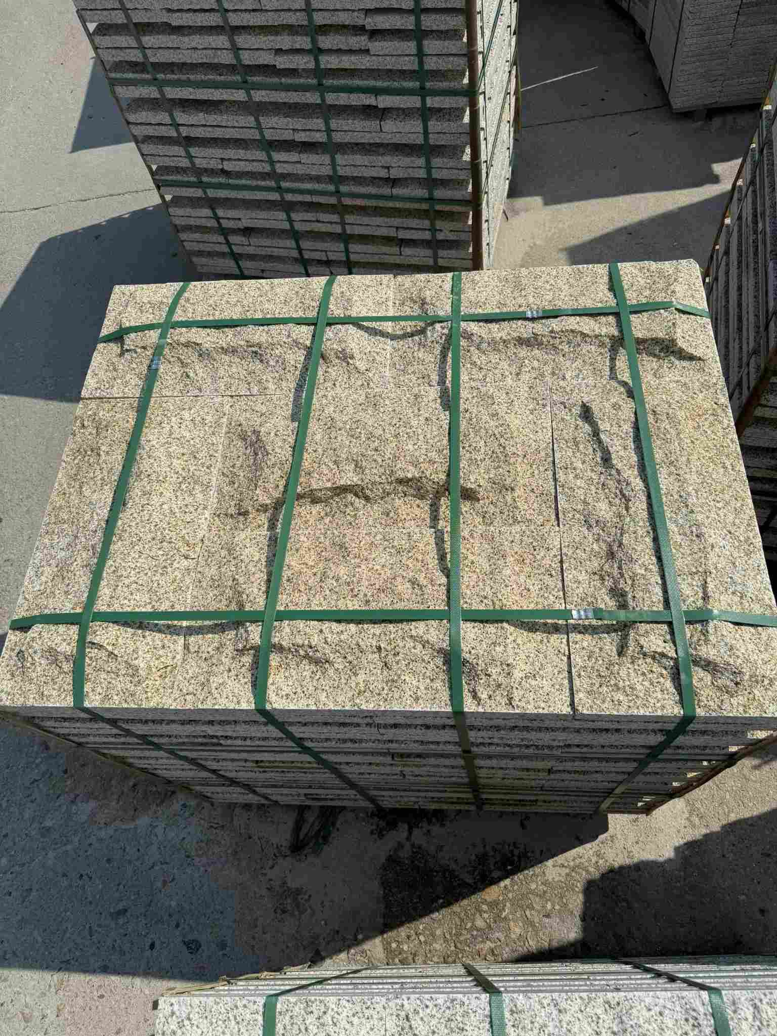 西藏 黄金麻花岗岩石材自然面蘑菇石成品