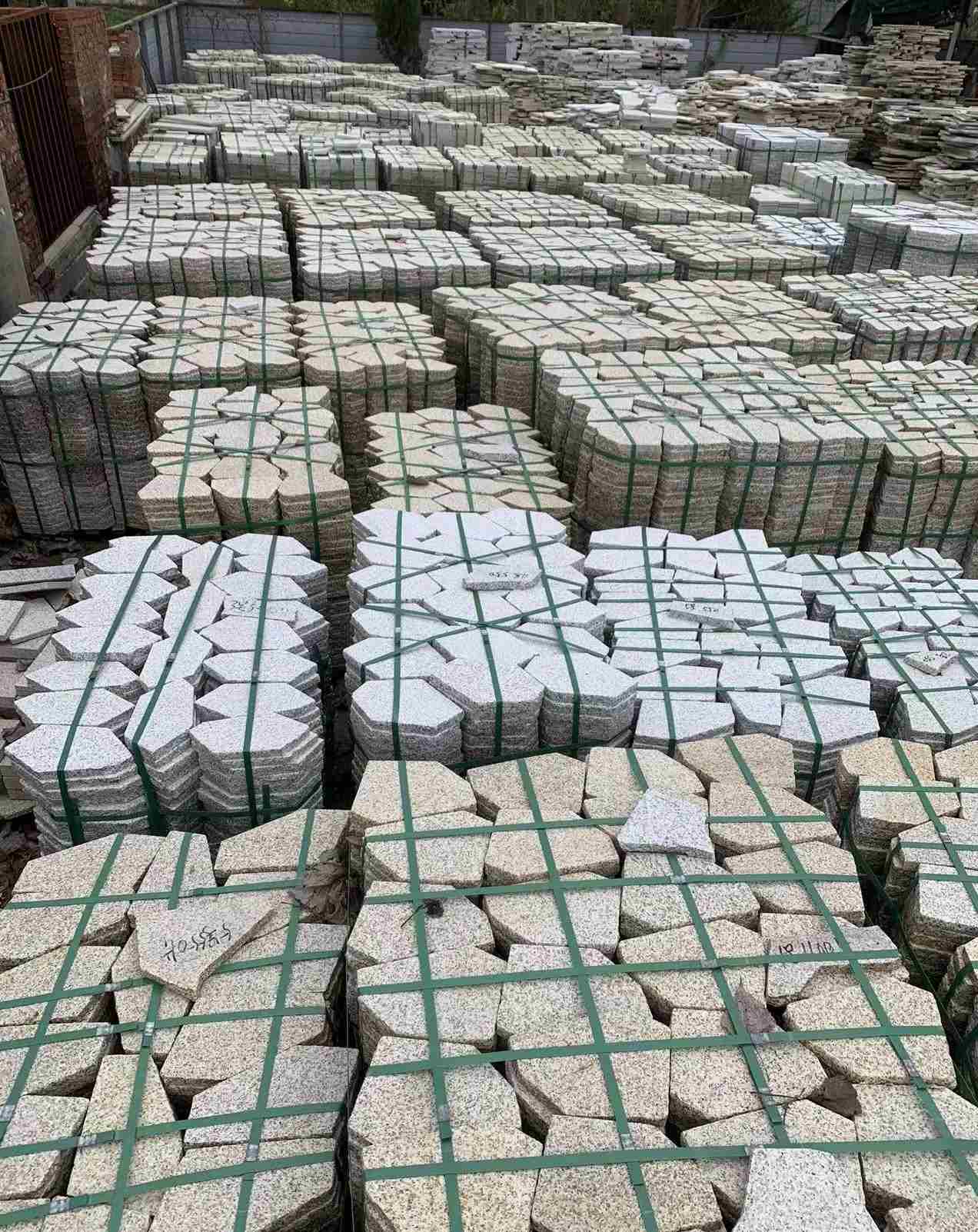 西藏 黄金麻白麻花岗岩荔枝面地铺石(冰裂纹)