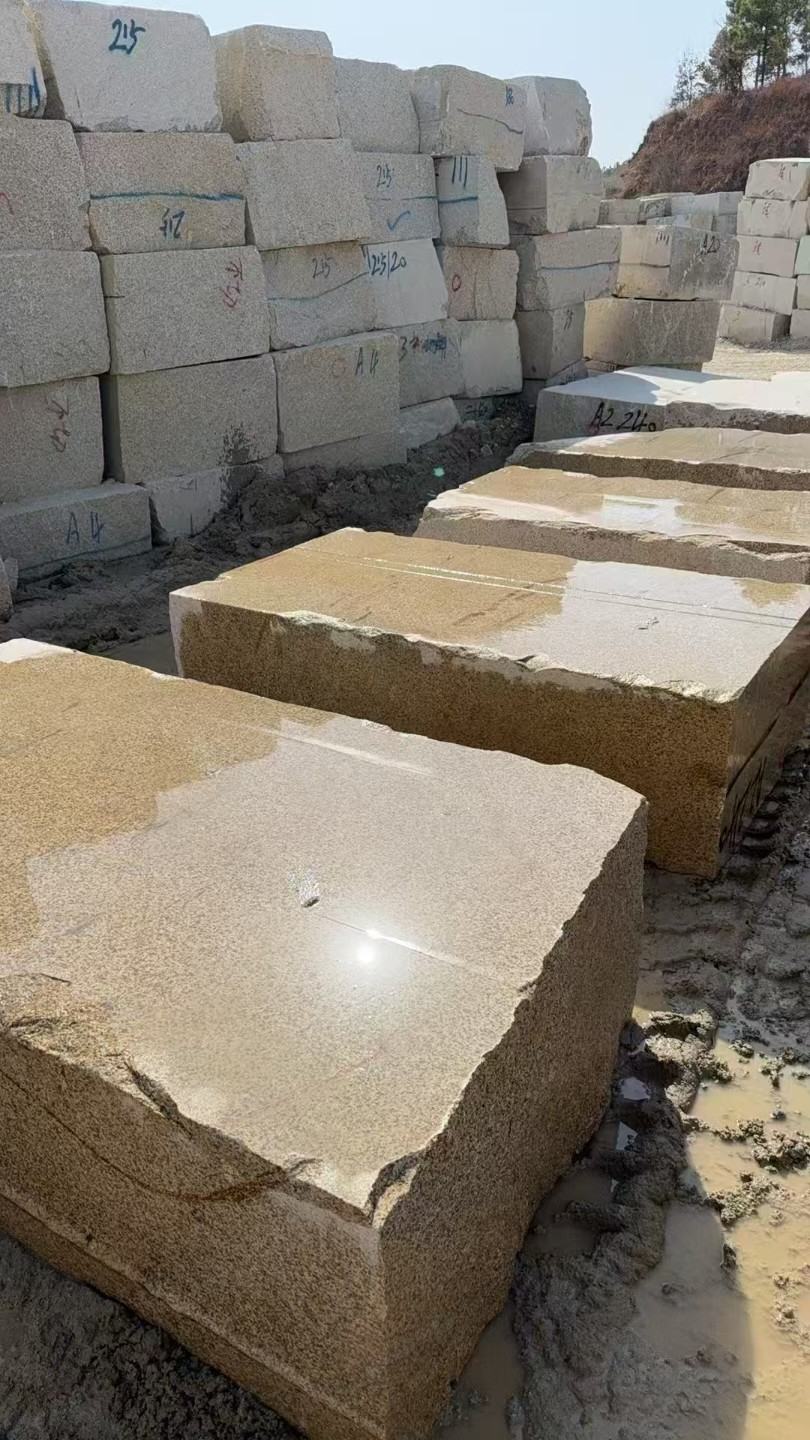 西藏 黄金麻方料堆场洗料分选中，原材料充足