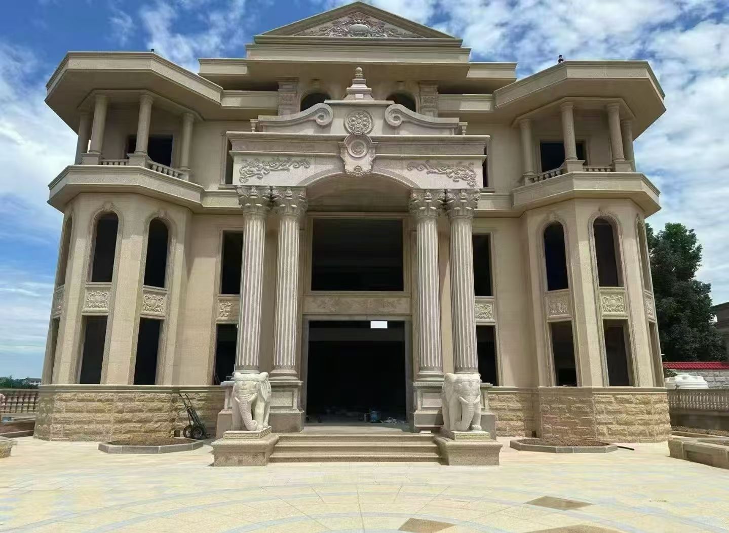 西藏 黄金麻别墅外墙干挂，大柱，大象，蘑菇石，雕花板