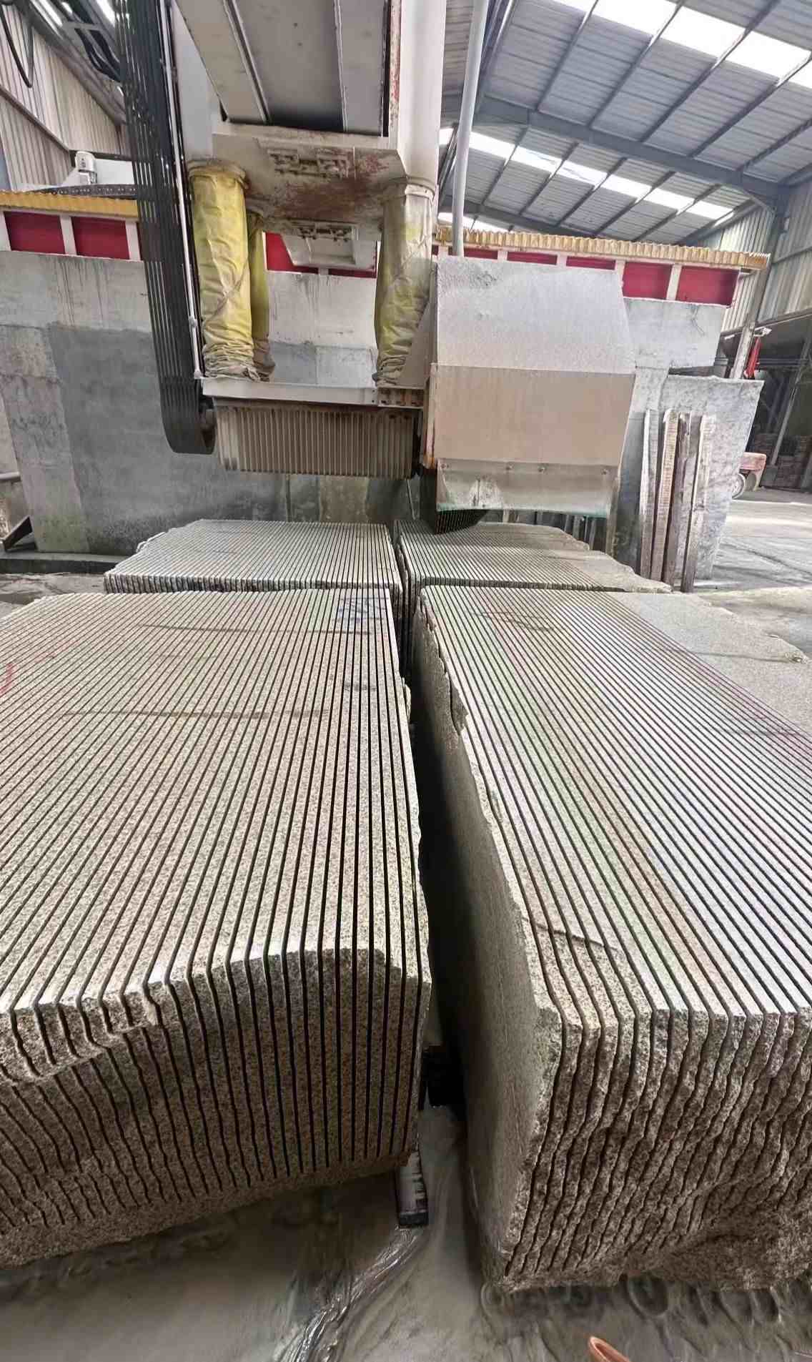 西藏 车间生产日常，黄金麻白麻花岗岩