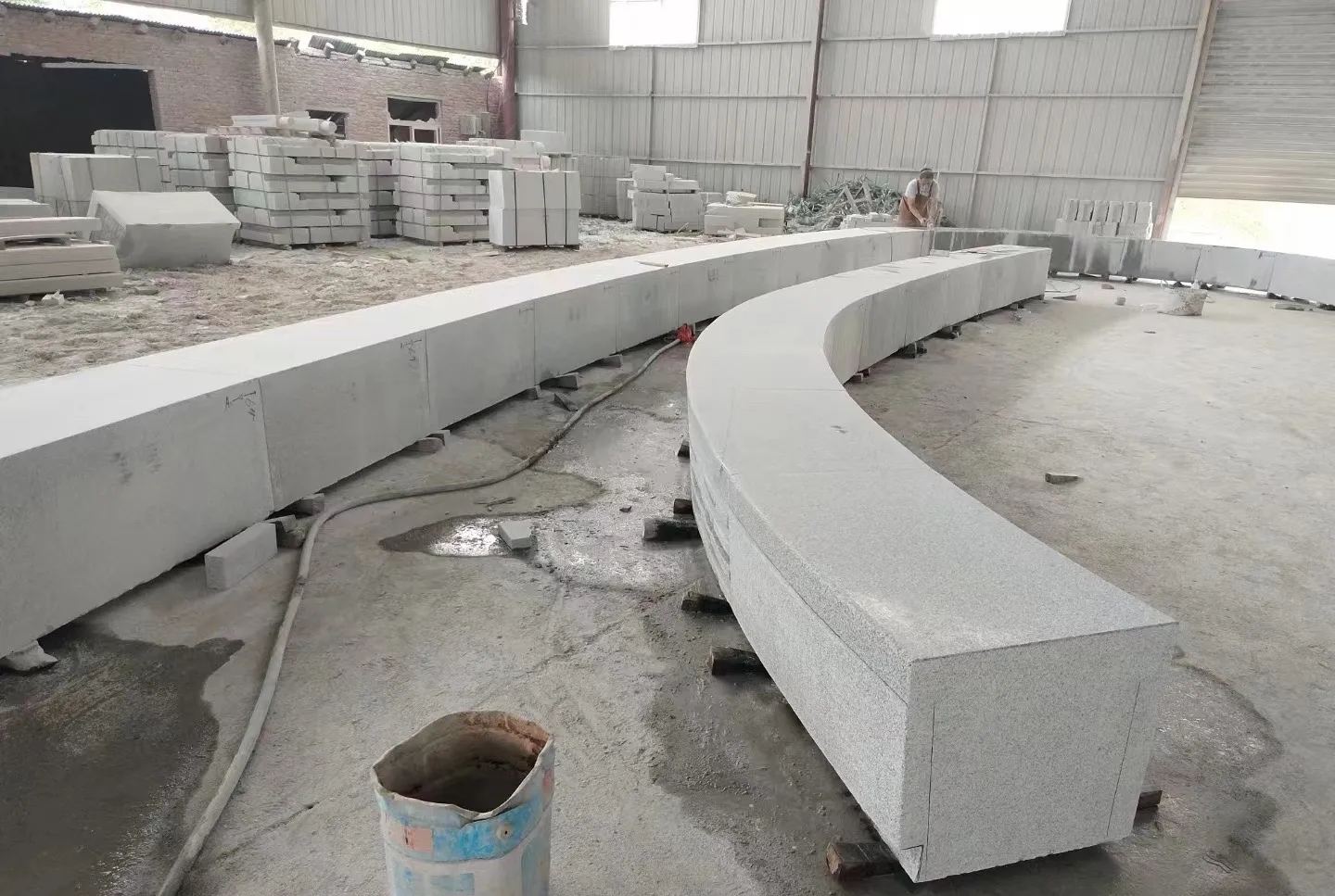 西藏芝麻白花岗岩石板材 园林光面弧形坐凳