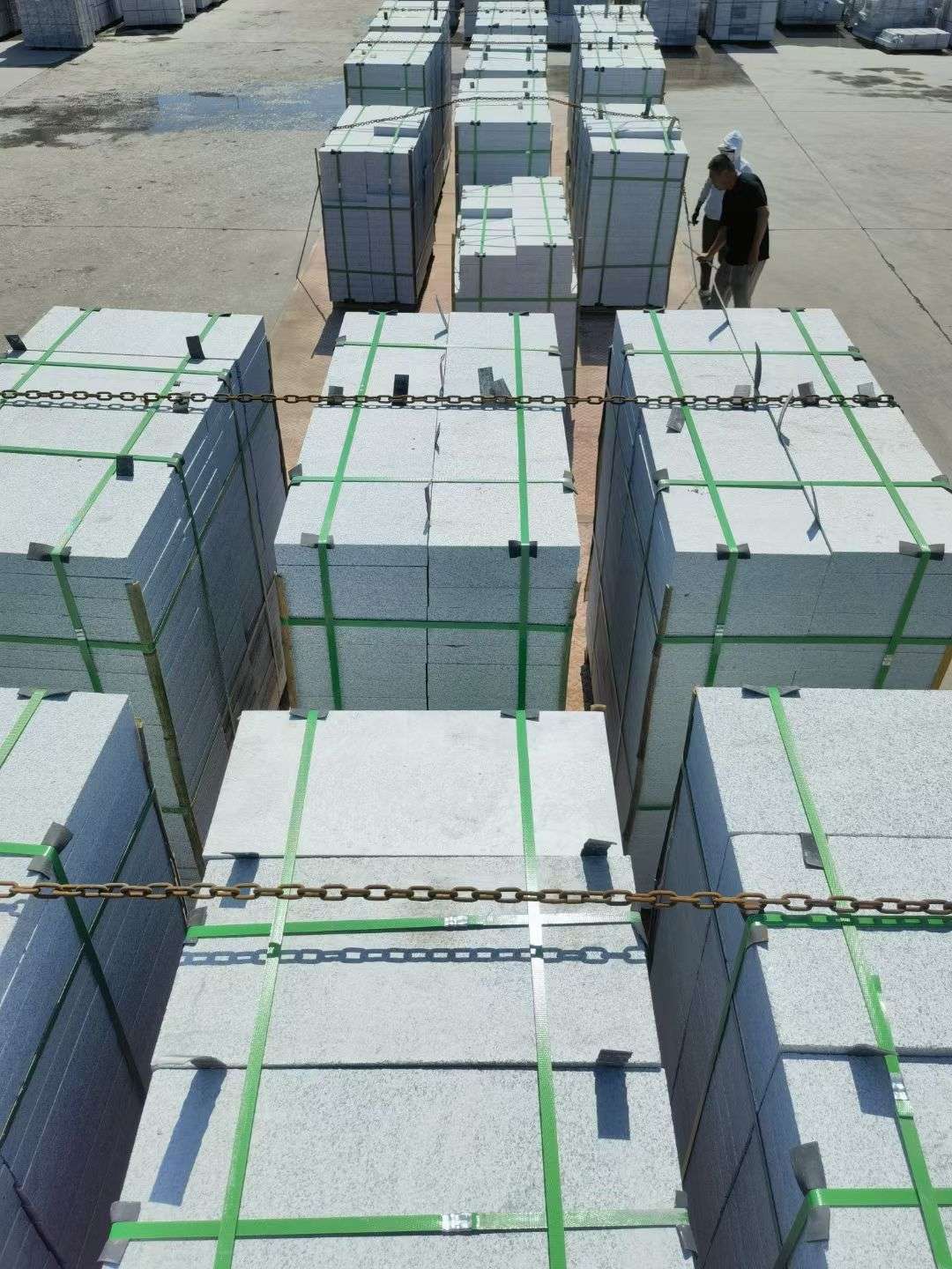 西藏 芝麻白花岗岩5公分地铺石 花岗岩厂家工厂装车日常